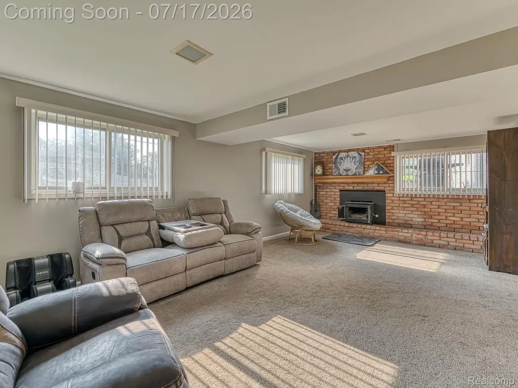 31707 Sweetbriar Rockwood City MI 48173