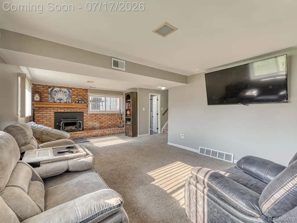 31707 Sweetbriar Rockwood City MI 48173
