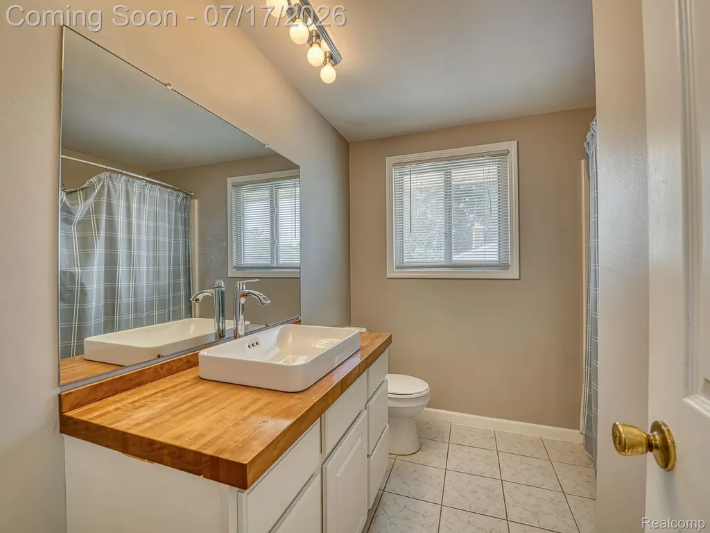 31707 Sweetbriar Rockwood City MI 48173