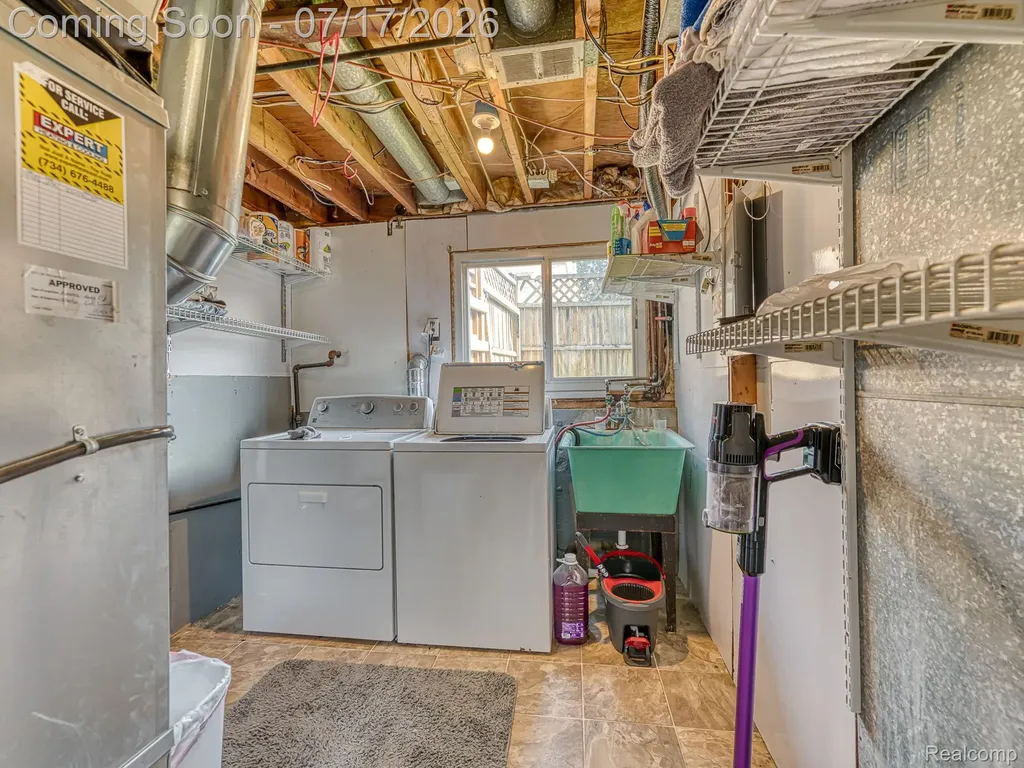 31707 Sweetbriar Rockwood City MI 48173