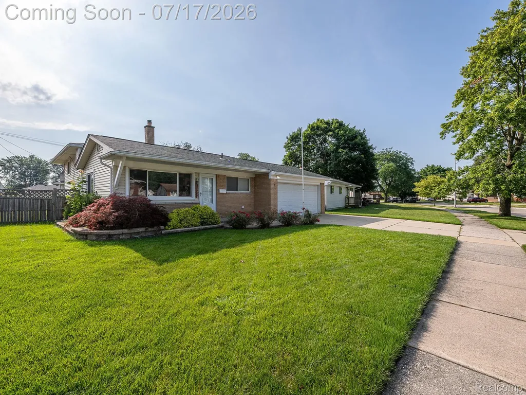 31707 Sweetbriar Rockwood City MI 48173