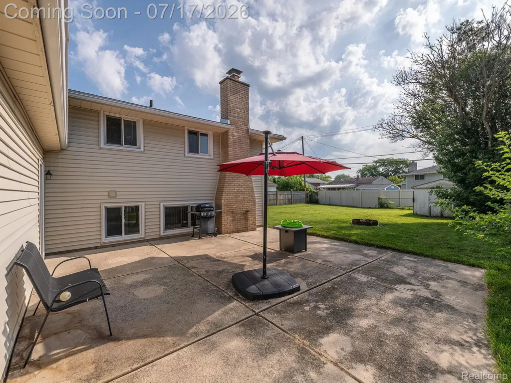 31707 Sweetbriar Rockwood City MI 48173