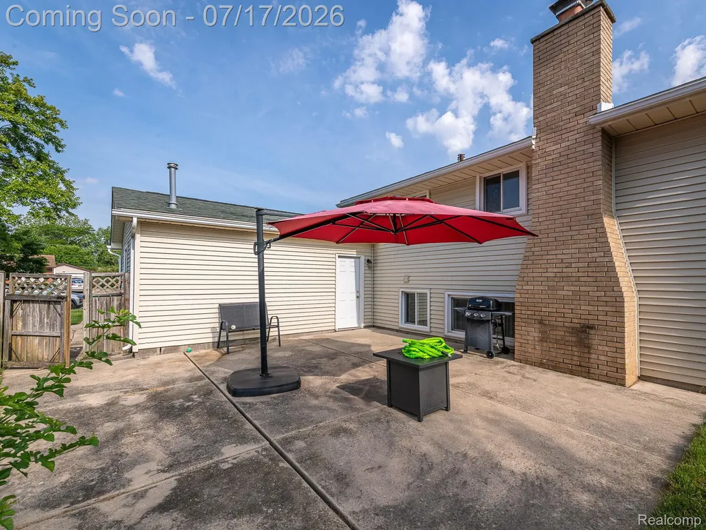 31707 Sweetbriar Rockwood City MI 48173