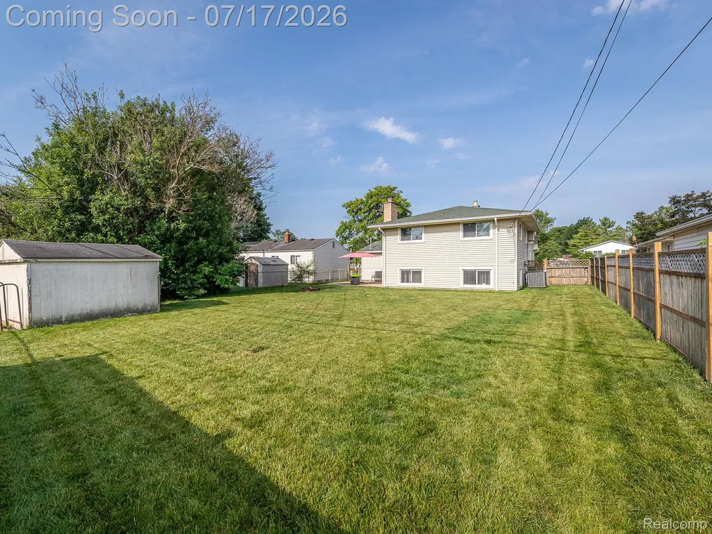 31707 Sweetbriar Rockwood City MI 48173
