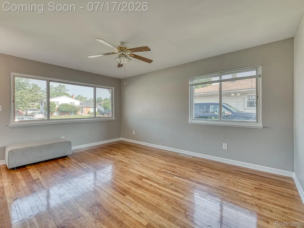31707 Sweetbriar Rockwood City MI 48173