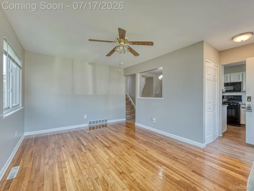 31707 Sweetbriar Rockwood City MI 48173