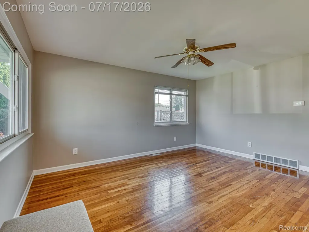 31707 Sweetbriar Rockwood City MI 48173