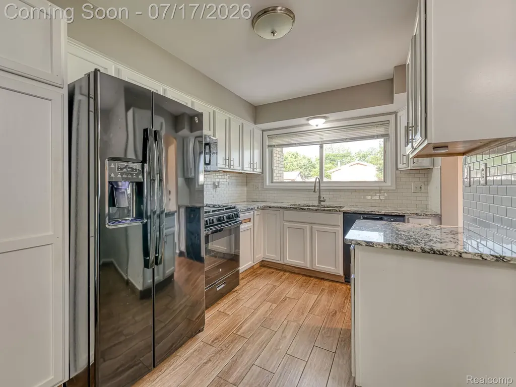 31707 Sweetbriar Rockwood City MI 48173