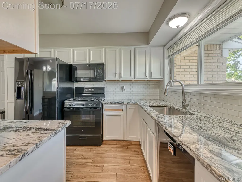 31707 Sweetbriar Rockwood City MI 48173