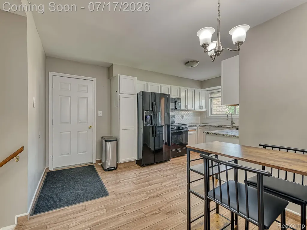 31707 Sweetbriar Rockwood City MI 48173