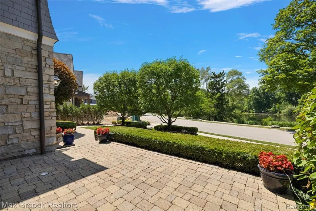620 Lakeside Drive Birmingham City MI 48009