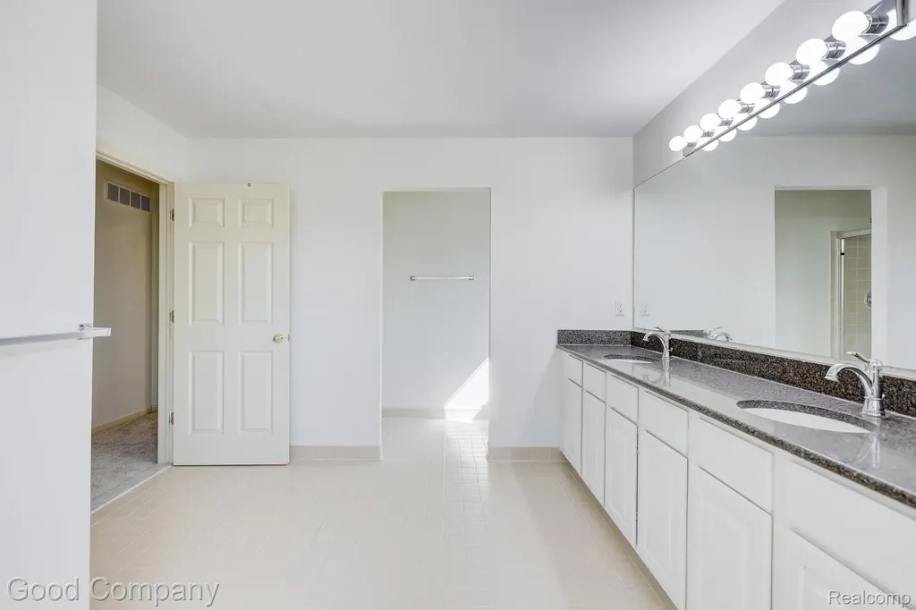 3526 Inverness Drive Oakland Charter Township MI 48306