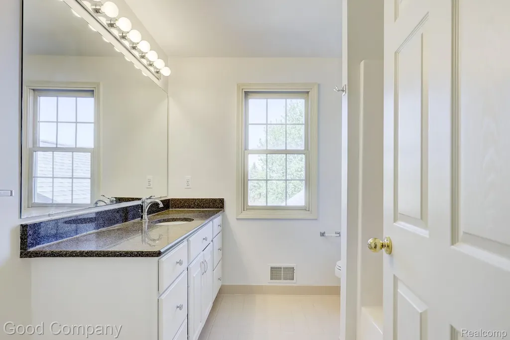 3526 Inverness Drive Oakland Charter Township MI 48306