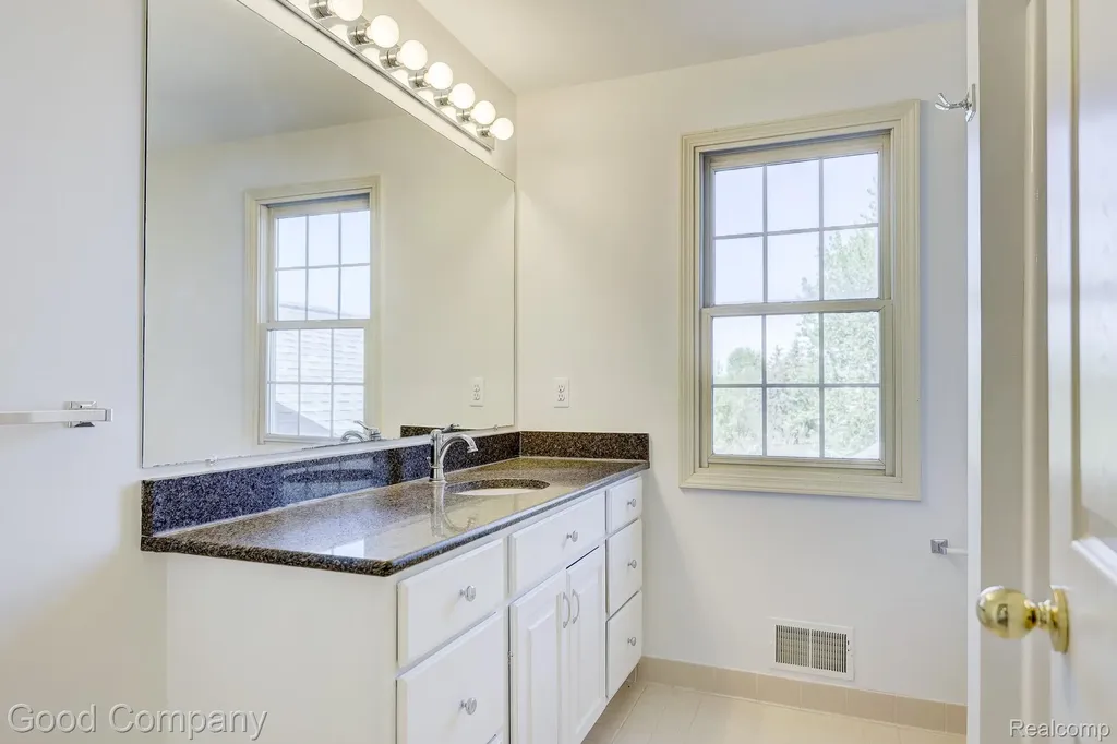 3526 Inverness Drive Oakland Charter Township MI 48306