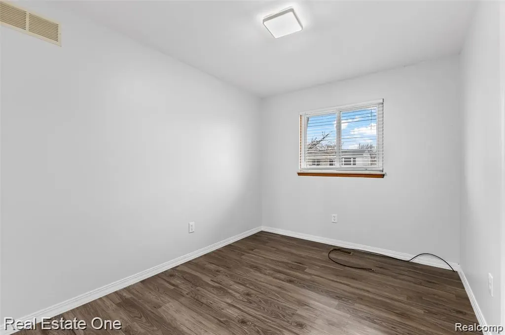 8456 Robindale Street Dearborn Heights City MI 48127