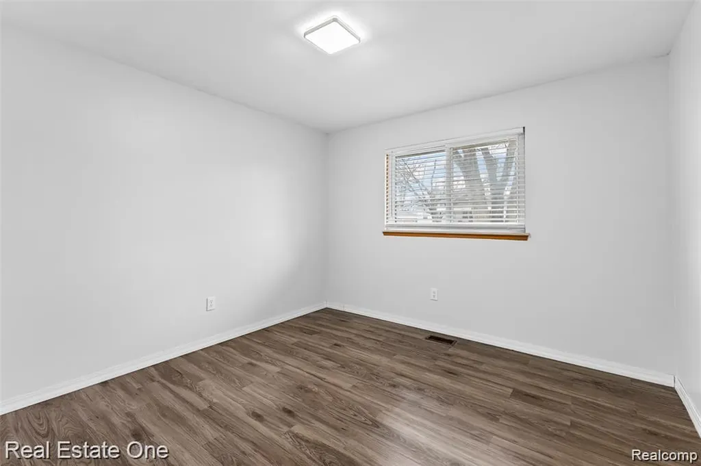 8456 Robindale Street Dearborn Heights City MI 48127