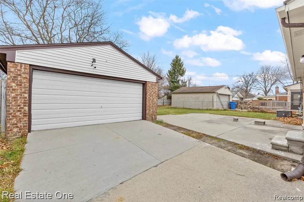 8456 Robindale Street Dearborn Heights City MI 48127