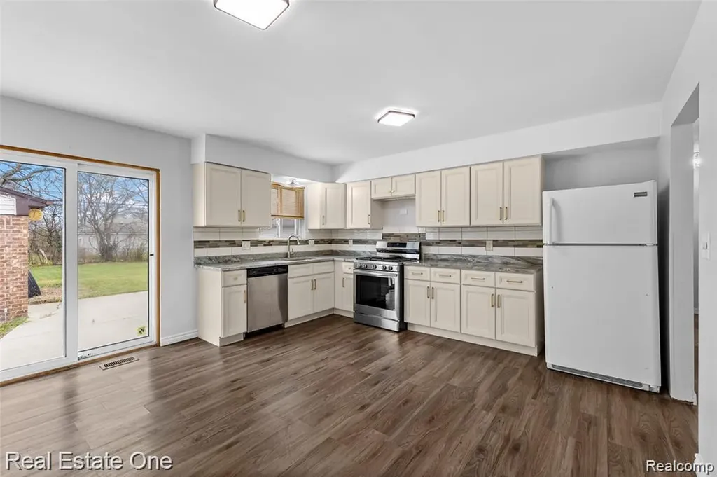 8456 Robindale Street Dearborn Heights City MI 48127