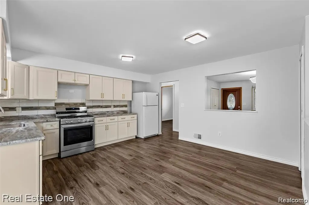 8456 Robindale Street Dearborn Heights City MI 48127