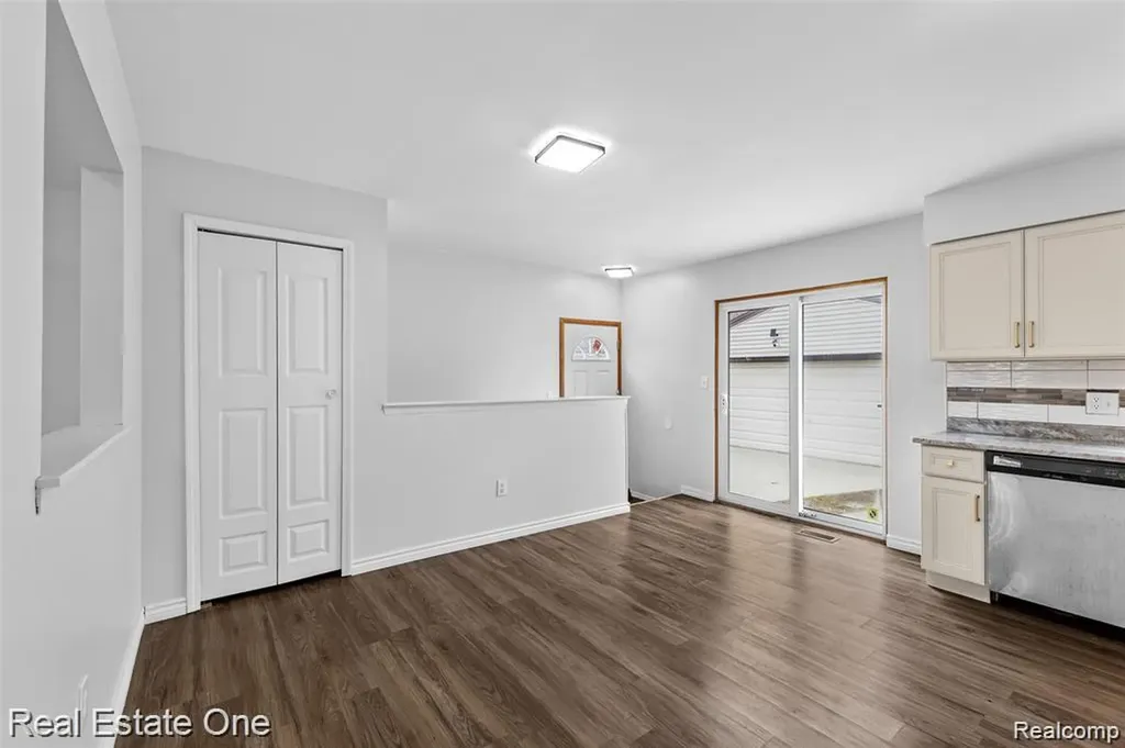 8456 Robindale Street Dearborn Heights City MI 48127