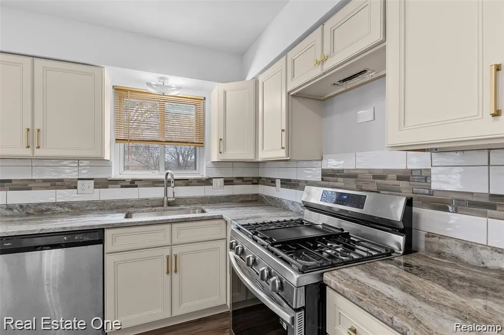 8456 Robindale Street Dearborn Heights City MI 48127