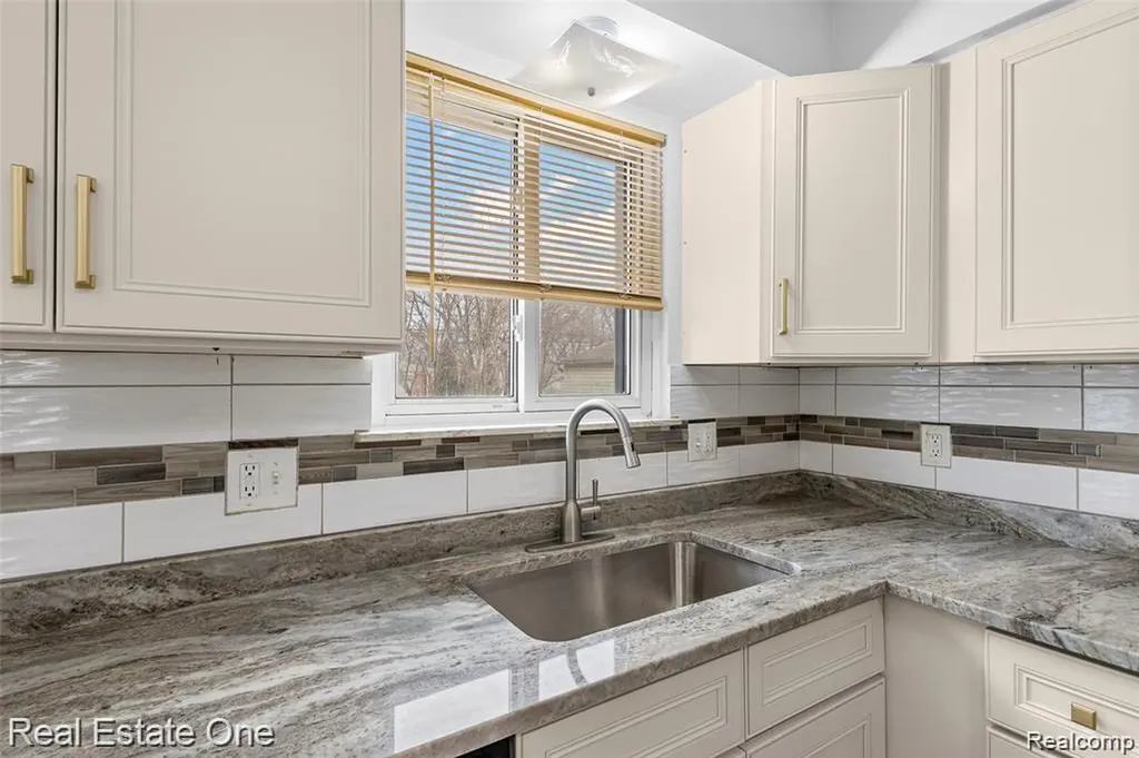 8456 Robindale Street Dearborn Heights City MI 48127