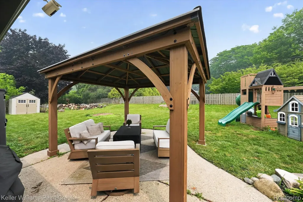 2935 Saint Jude Drive Waterford Charter Township MI 48329