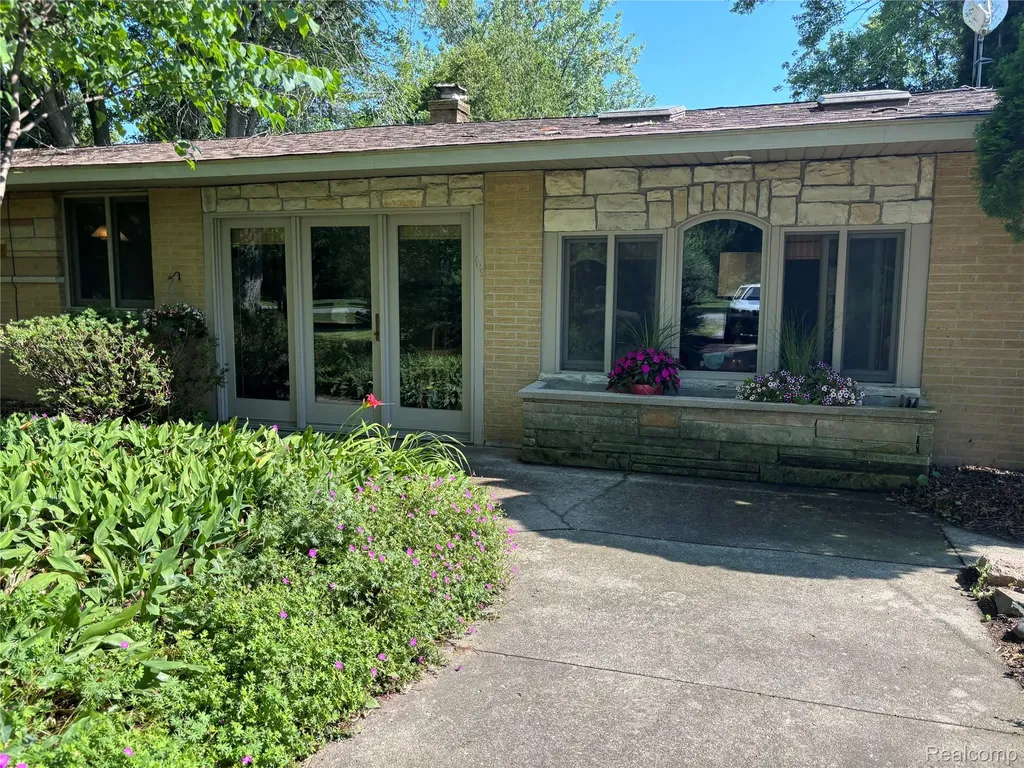 709 E Michigan Avenue E Au Gres City MI 48703