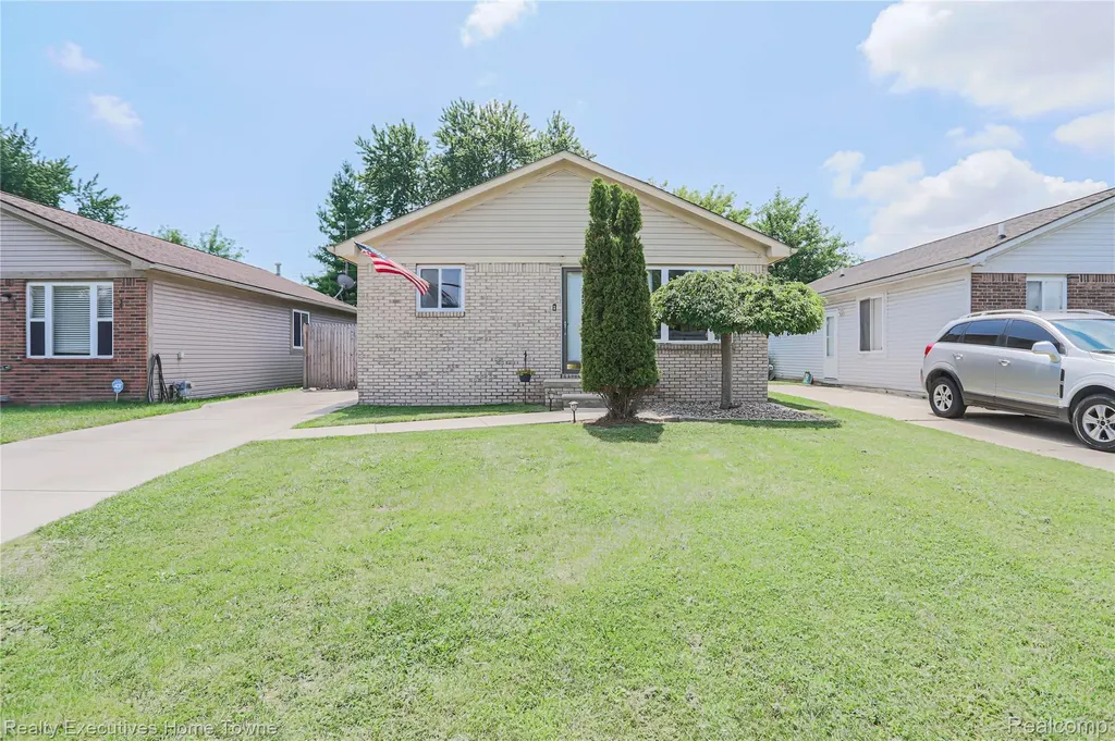 19778 E 14 Mile Road Roseville City MI 48066
