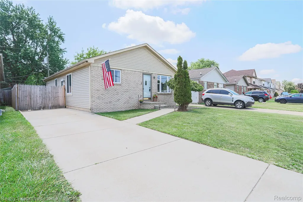 19778 E 14 Mile Road Roseville City MI 48066