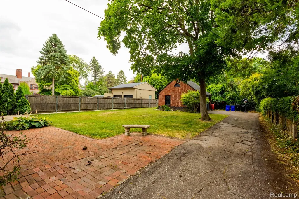 2929 Burns Street Detroit City MI 48214