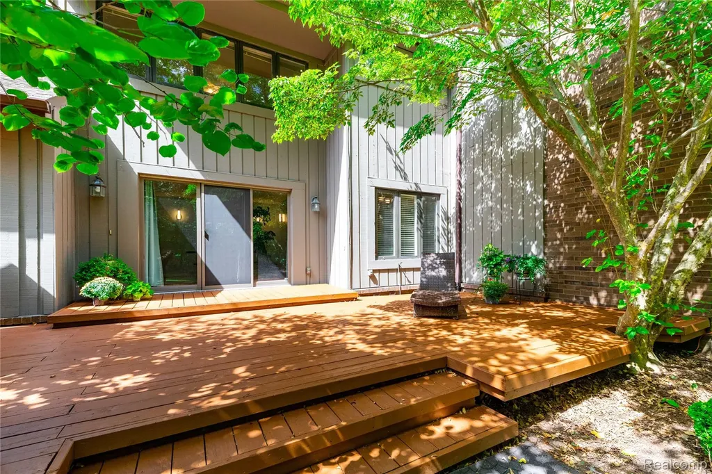 9422 Hawthorne Glen Drive Grosse Ile Township MI 48138