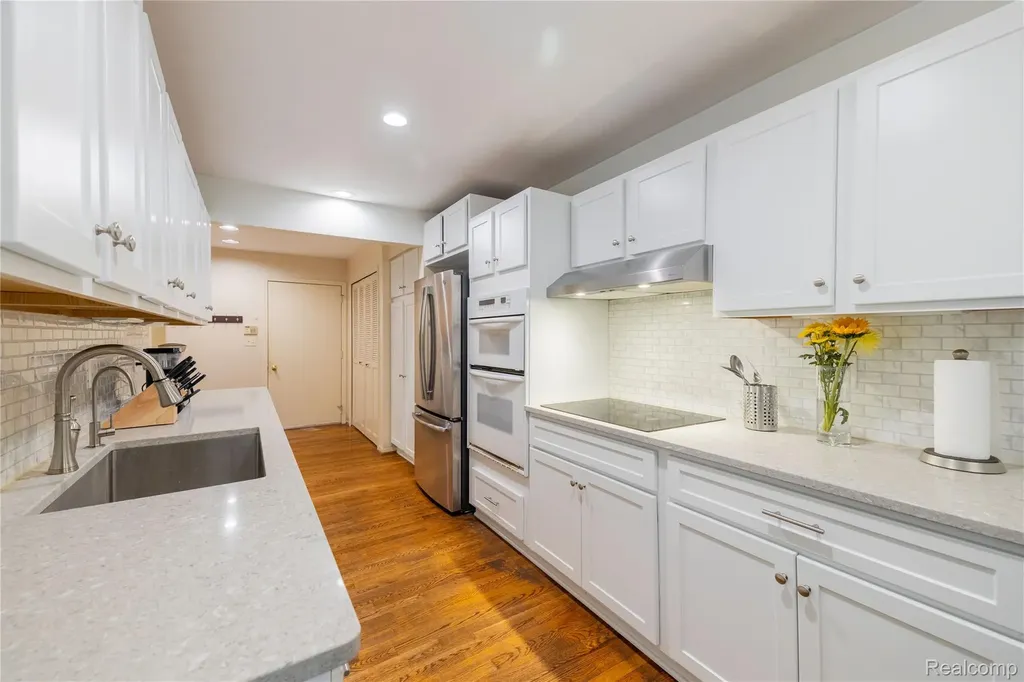 9422 Hawthorne Glen Drive Grosse Ile Township MI 48138