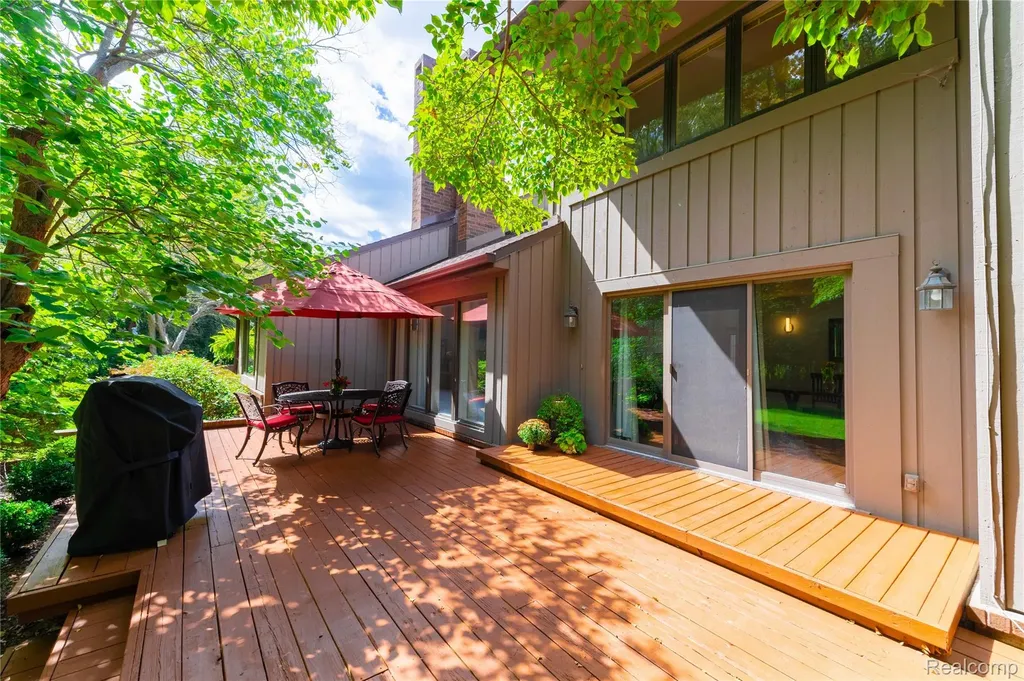 9422 Hawthorne Glen Drive Grosse Ile Township MI 48138