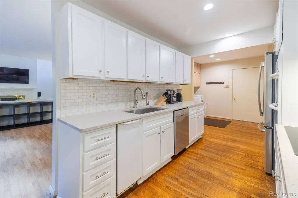9422 Hawthorne Glen Drive Grosse Ile Township MI 48138