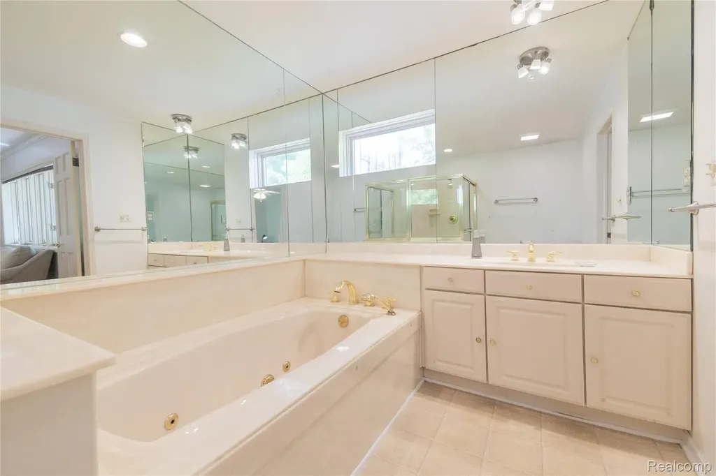 9422 Hawthorne Glen Drive Grosse Ile Township MI 48138