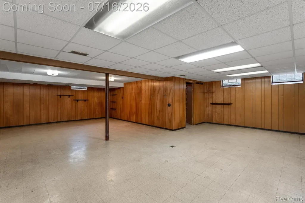 28665 Campbell Drive Warren City MI 48093