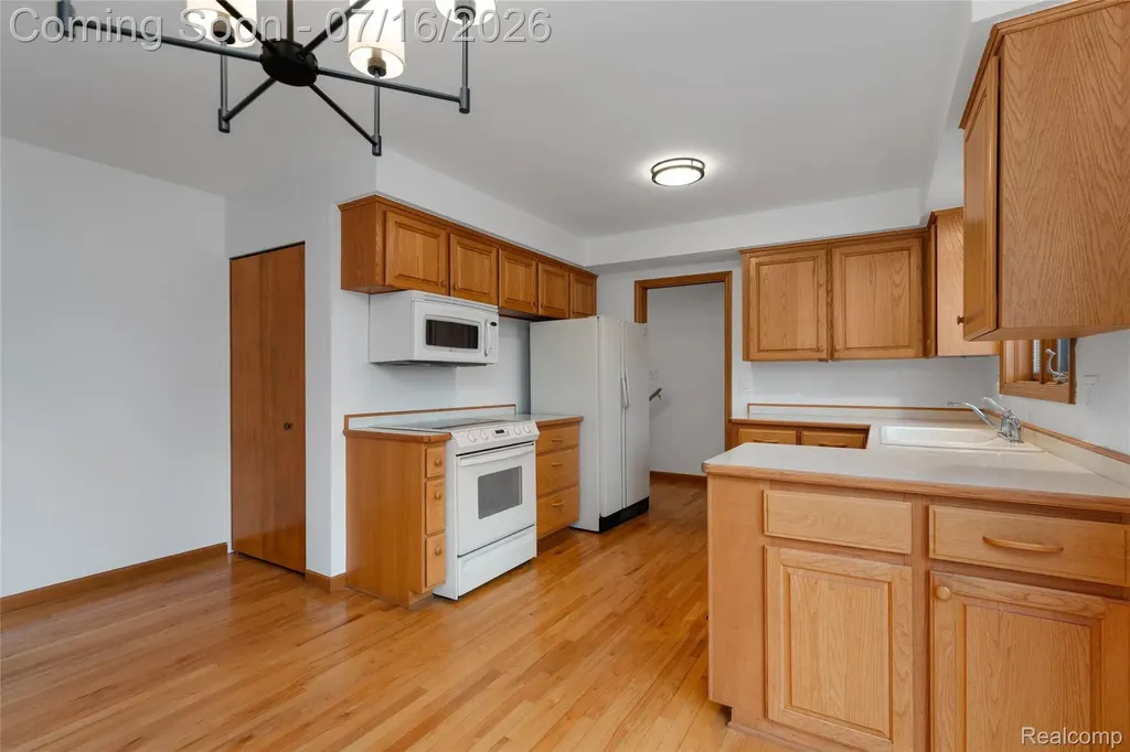 28665 Campbell Drive Warren City MI 48093