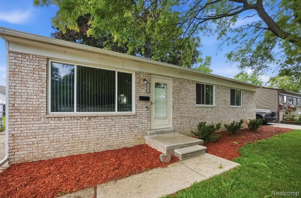 18432 Mesle Street Roseville City MI 48066