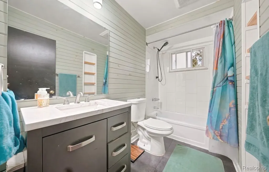 18432 Mesle Street Roseville City MI 48066