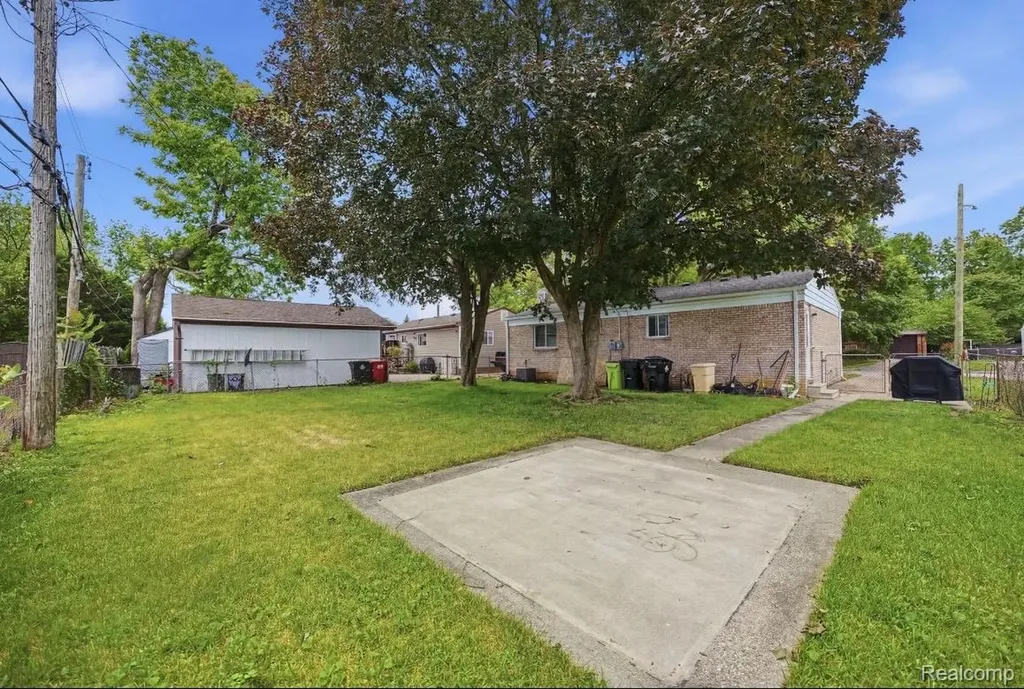 18432 Mesle Street Roseville City MI 48066