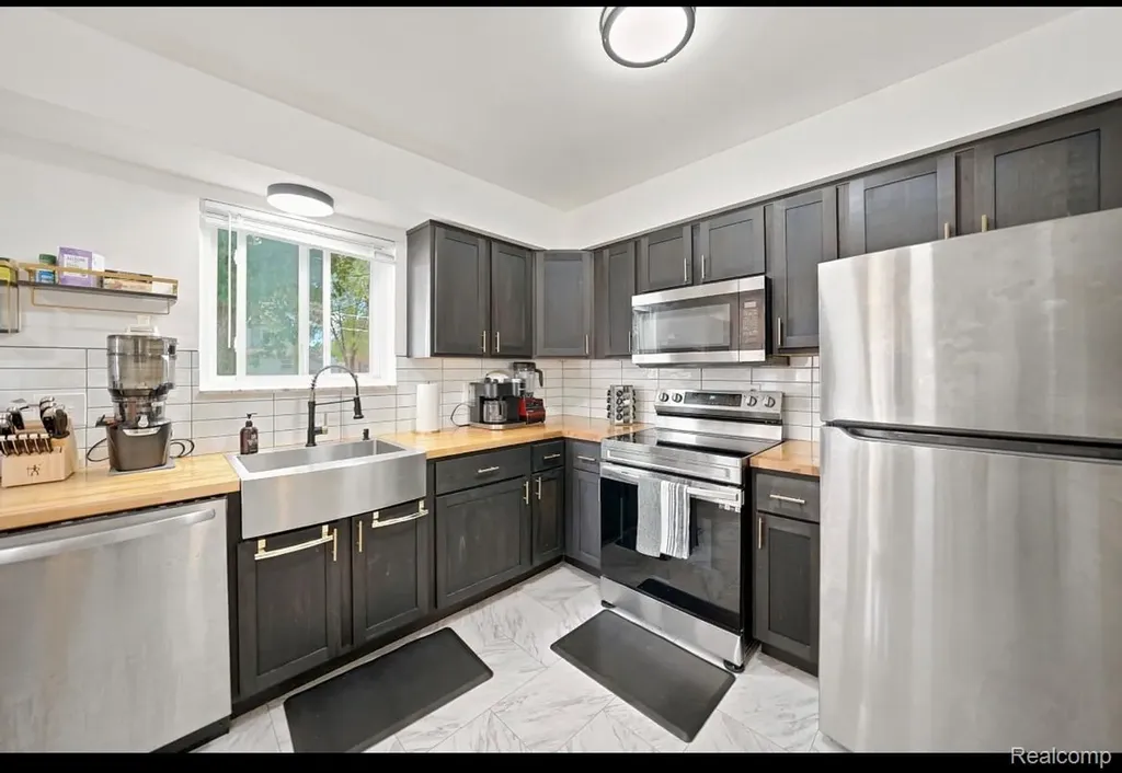 18432 Mesle Street Roseville City MI 48066