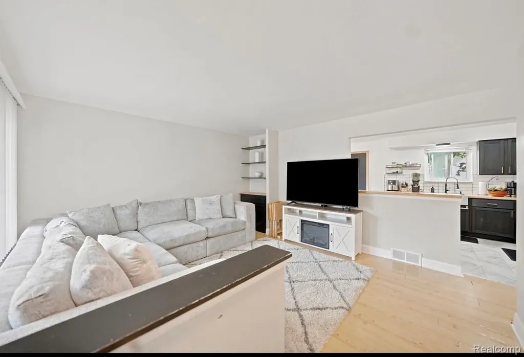 18432 Mesle Street Roseville City MI 48066