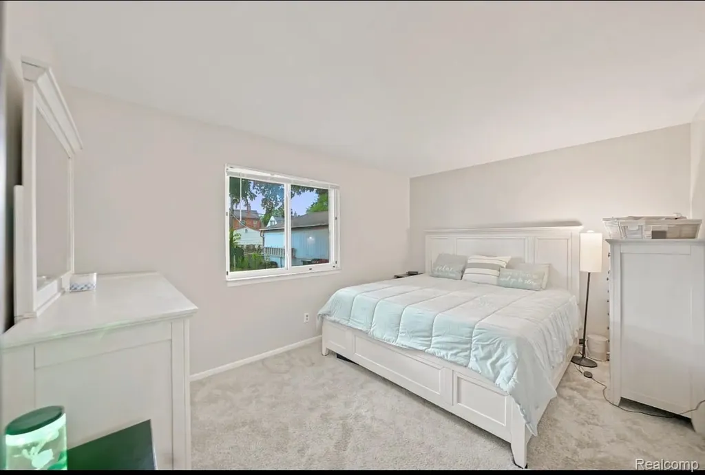 18432 Mesle Street Roseville City MI 48066
