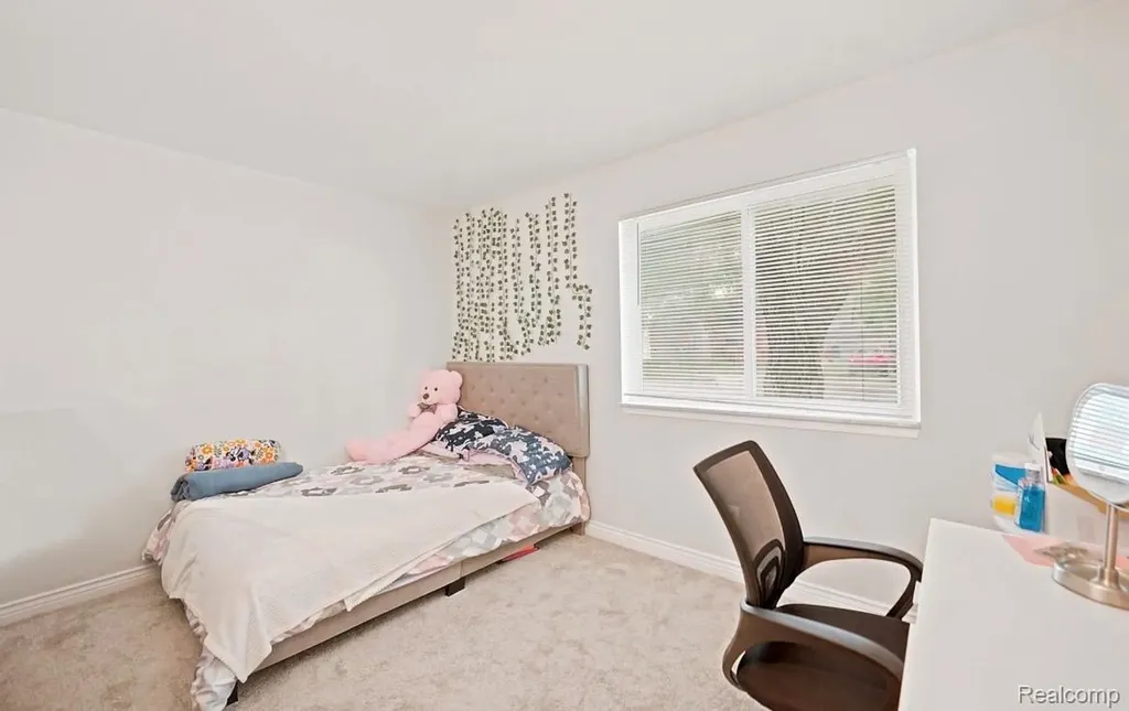 18432 Mesle Street Roseville City MI 48066