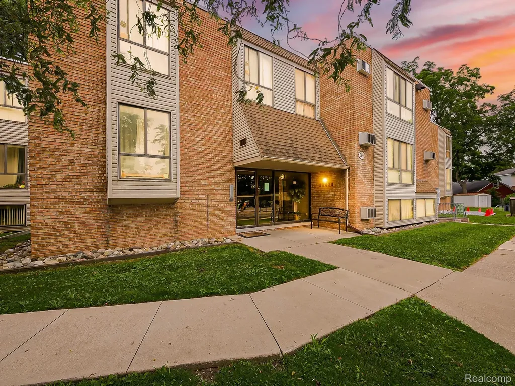 28428 W 8 Mile Road Farmington Hills City MI 48336