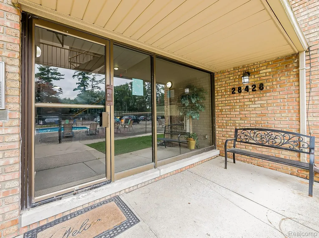 28428 W 8 Mile Road Farmington Hills City MI 48336