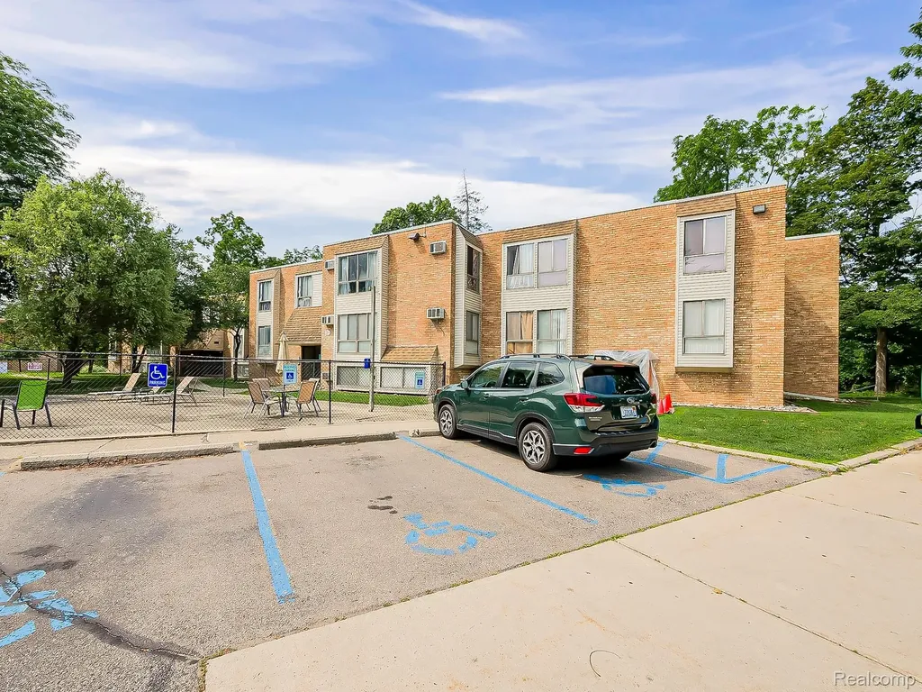 28428 W 8 Mile Road Farmington Hills City MI 48336