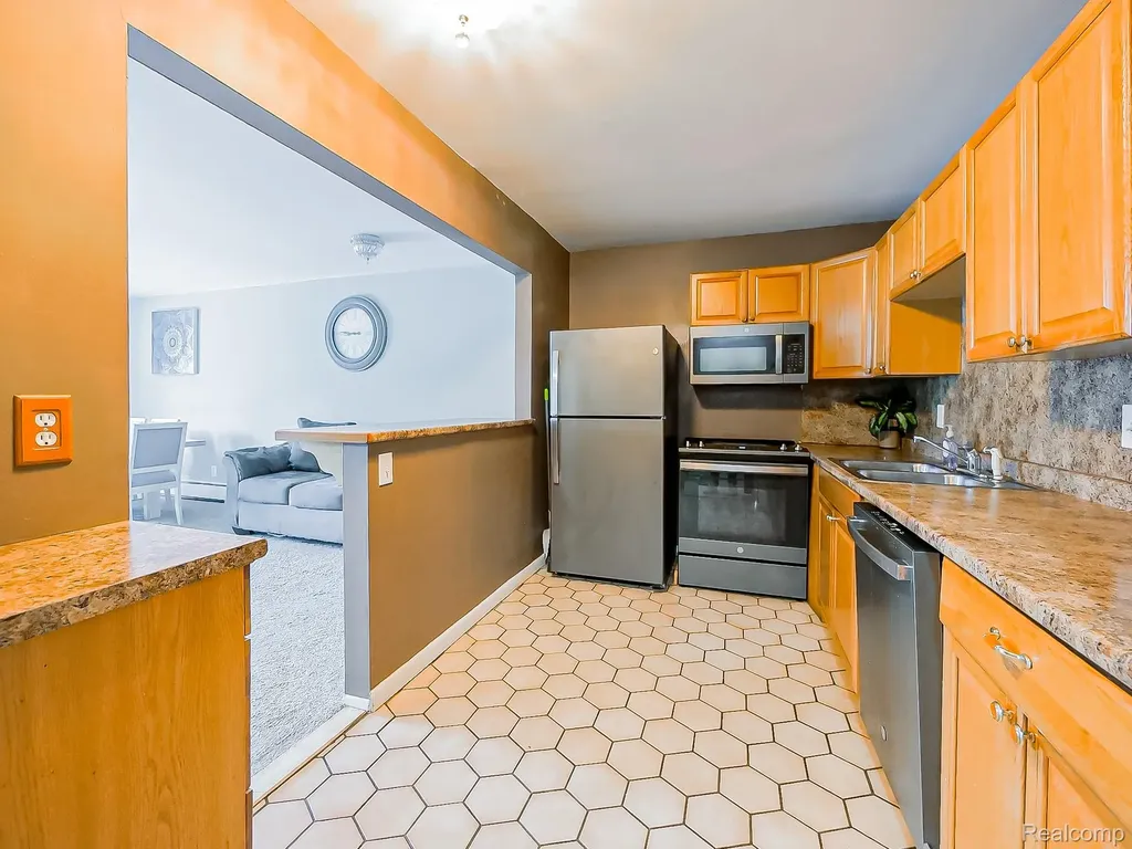 28428 W 8 Mile Road Farmington Hills City MI 48336