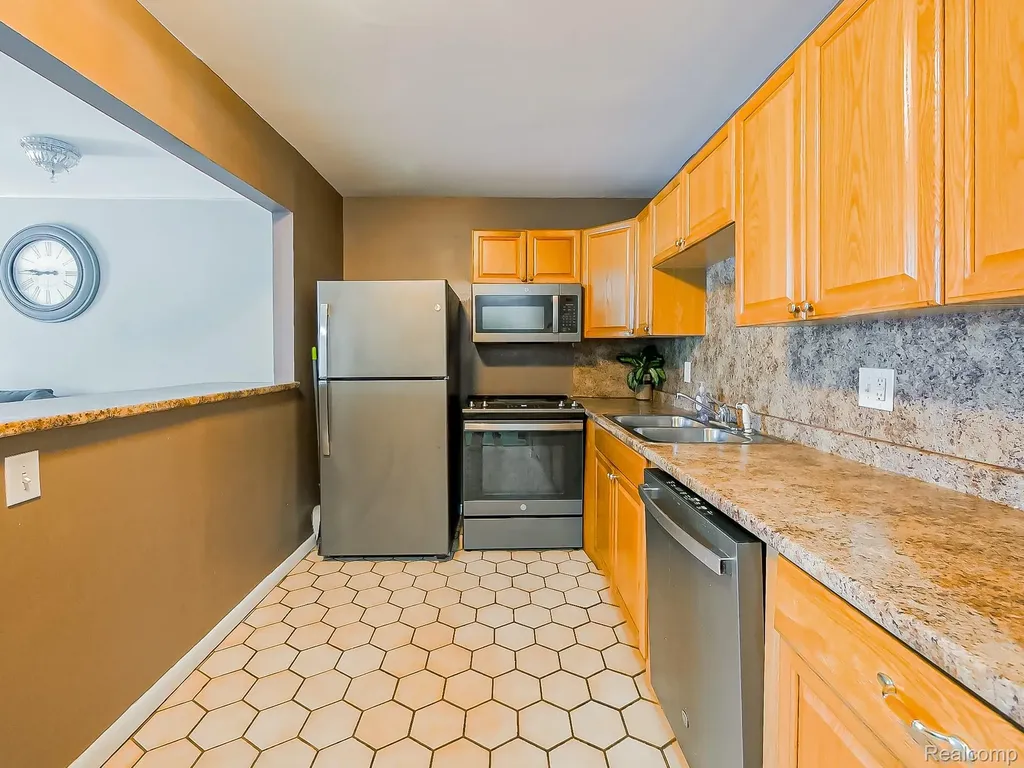 28428 W 8 Mile Road Farmington Hills City MI 48336